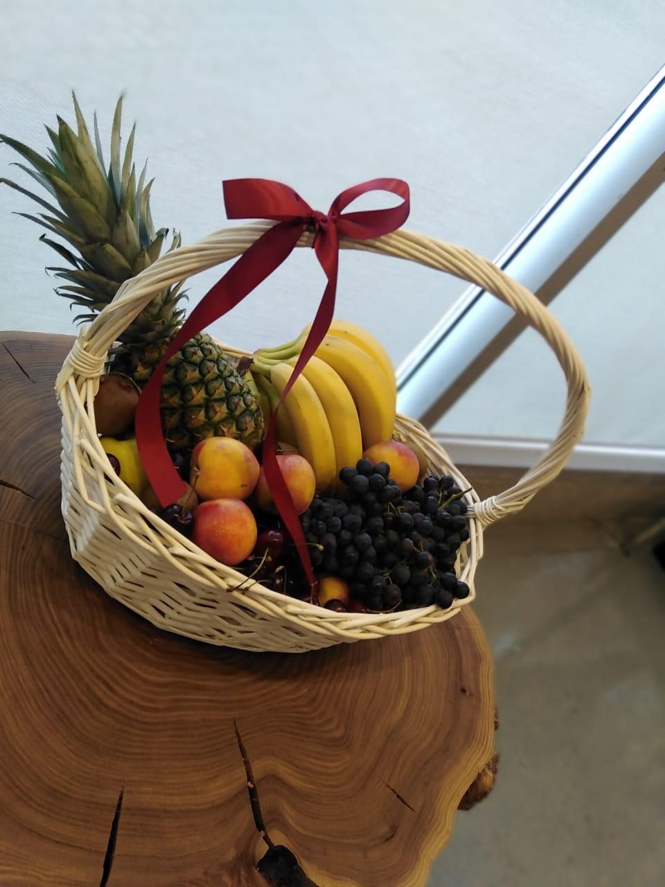Подарочные корзины c экзотическими фруктами и ягодами